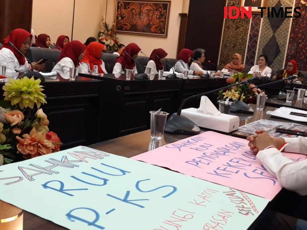 Aksi Serentak Desak Pengesahan RUU PKS Digelar di Depan DPRD Jatim