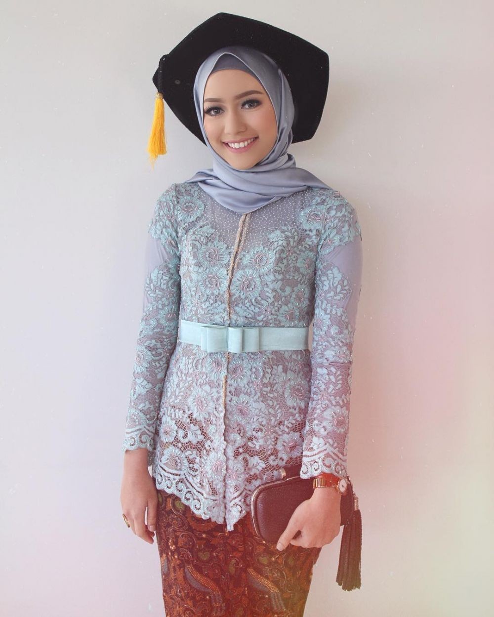 15 Trend Terbaru Hijab Wisuda  Modern Model Kebaya Wisuda  