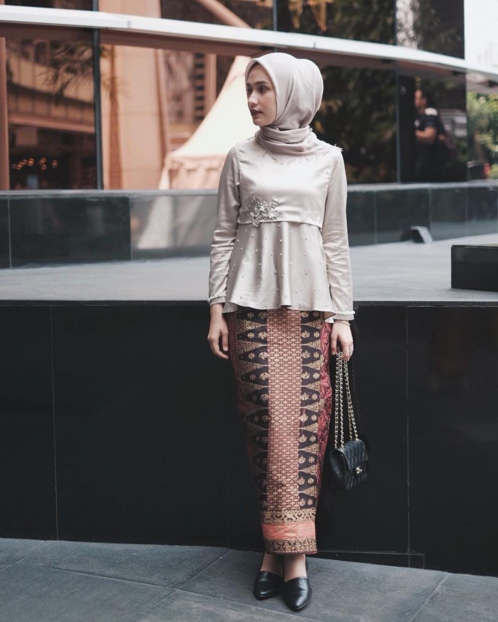 10 Gaya Kebaya Hijab ala Influencer Dwi Handa, Ada yang Buat Wisuda!