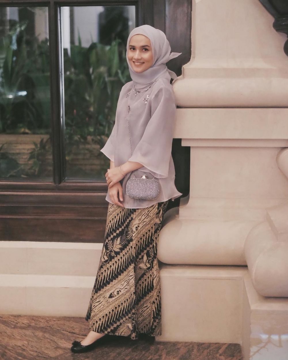 10 Gaya Kebaya Hijab ala Influencer Dwi Handa, Ada yang Buat Wisuda!