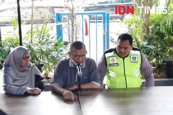 Akhir Kisah Polisi 'Nemplok' di Kap Mobil Ternyata Mengejutkan