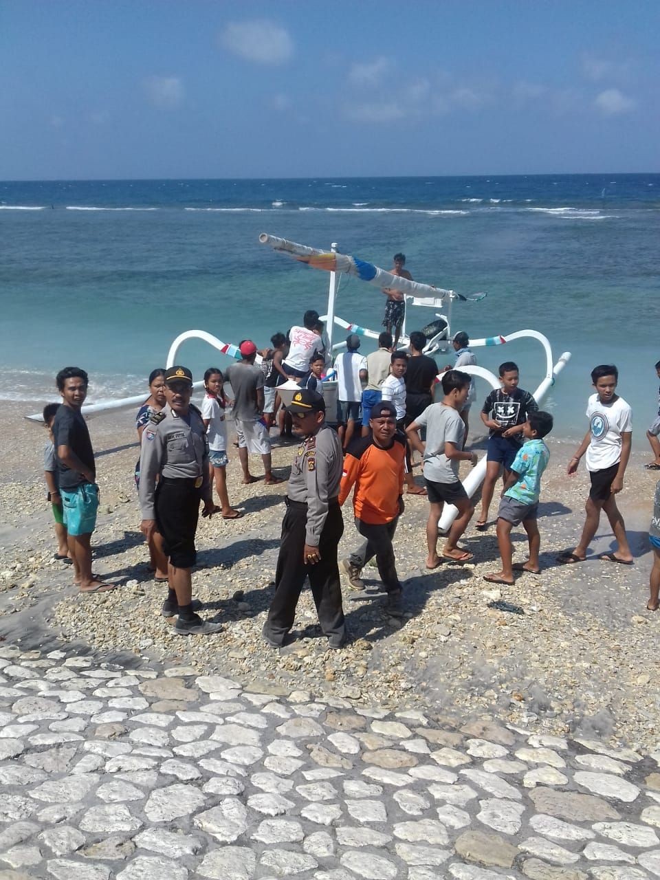 Dihantam Ombak, Wisatawan Malaysia Meregang Nyawa di Pantai Diamond