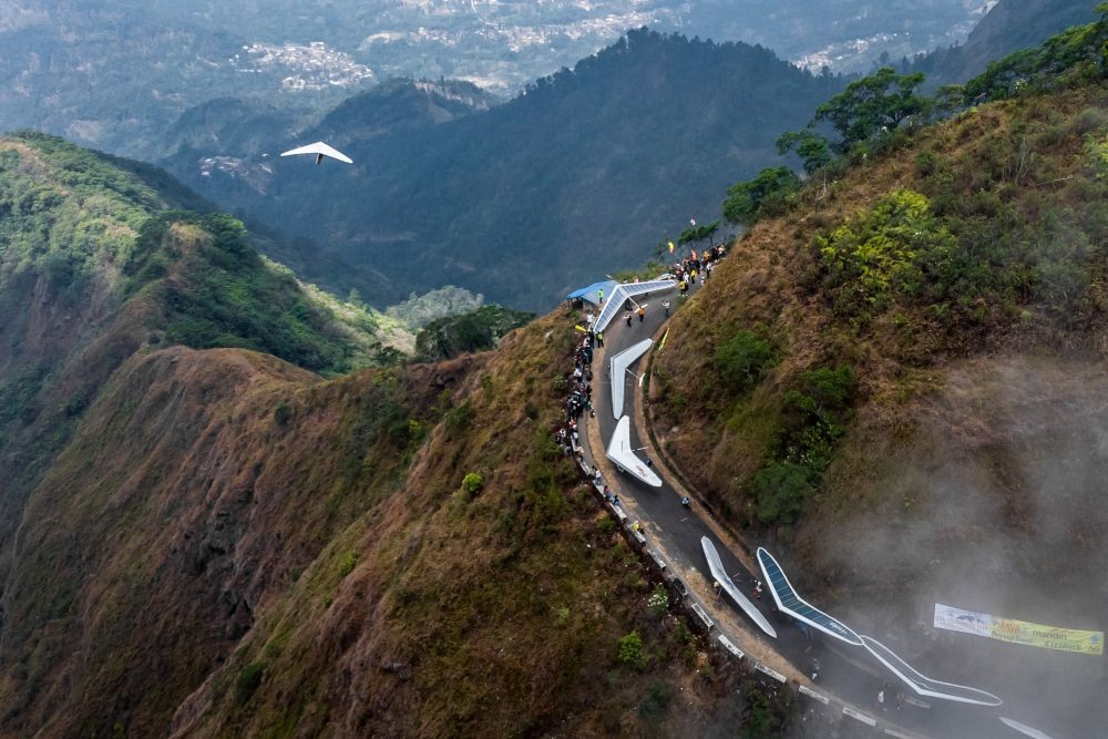 [FOTO] Aksi Atlet Gantole Mengudara dari Puncak Gunung Telomoyo