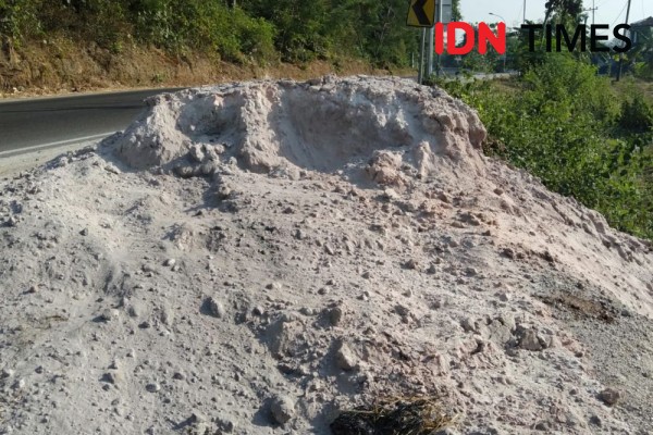 Polisi Selidiki Gundukan Pasir Panas yang Diduga Mengandung Limbah B3