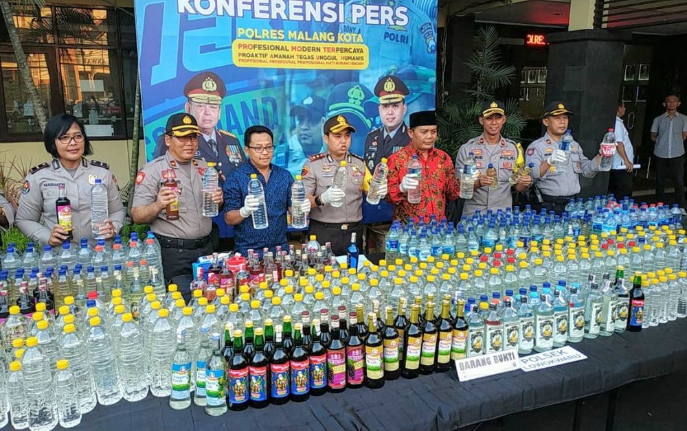 Polres Malang Kota Sita Ribuan Botol Miras dari 14 Toko