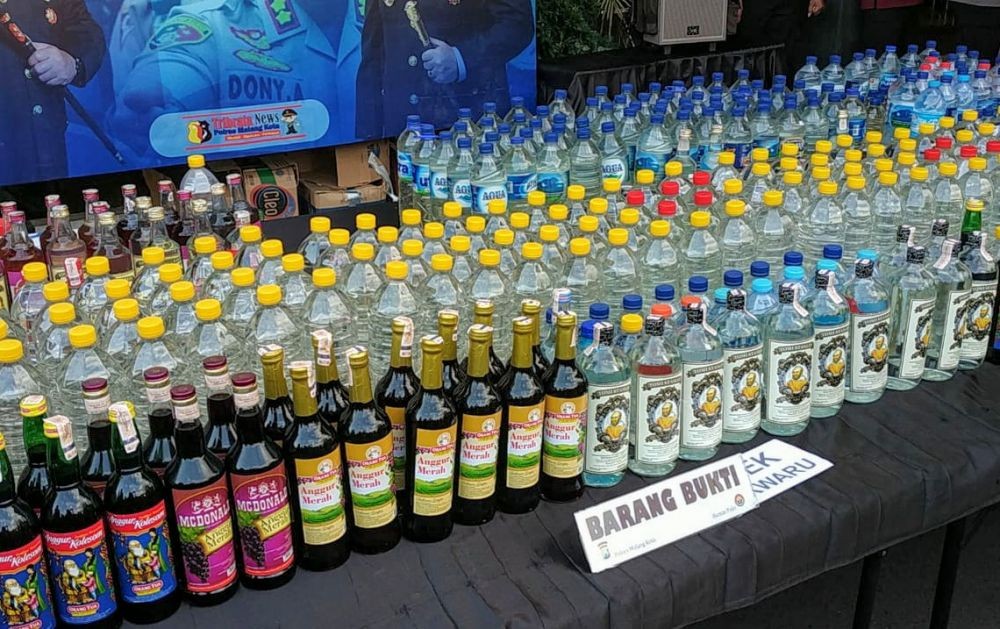 Polres Malang Kota Sita Ribuan Botol Miras dari 14 Toko