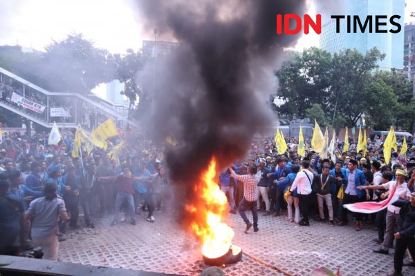 Dua Kelompok Massa Bentrok dengan Aparat di Depan Gedung KPK