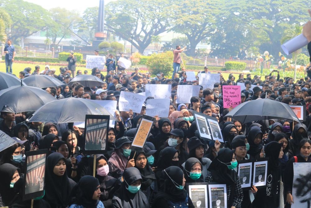 Tolak UU KPK, Ratusan Massa Gelar Aksi di Depan DPRD Kota Malang