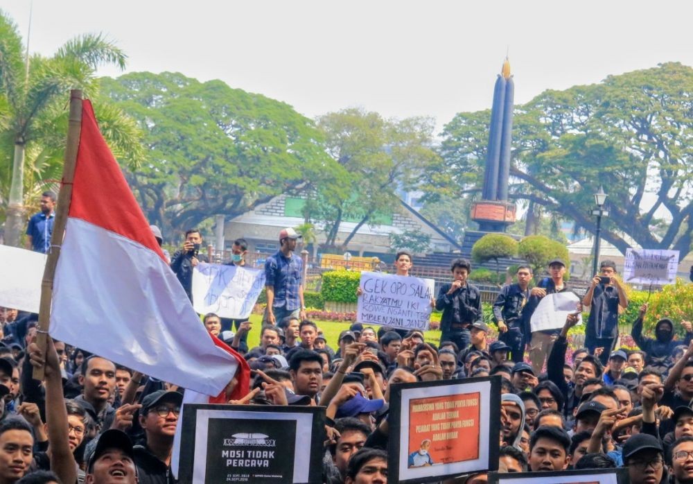 Lucu, 5 Foto Cara Unik Massa Menyampaikan Tuntutan di Kota Malang