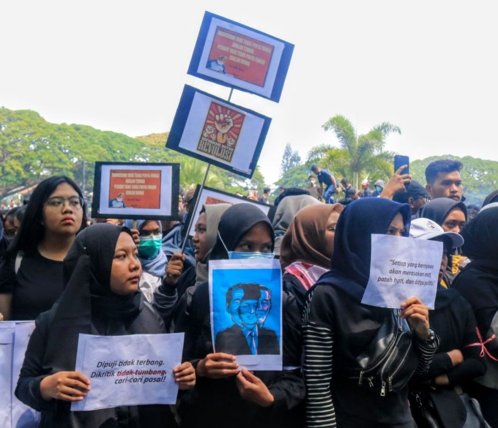 Foto 5 Poster Spanduk Lucu Saat Mahasiswa Demonstrasi Di Kota Malang