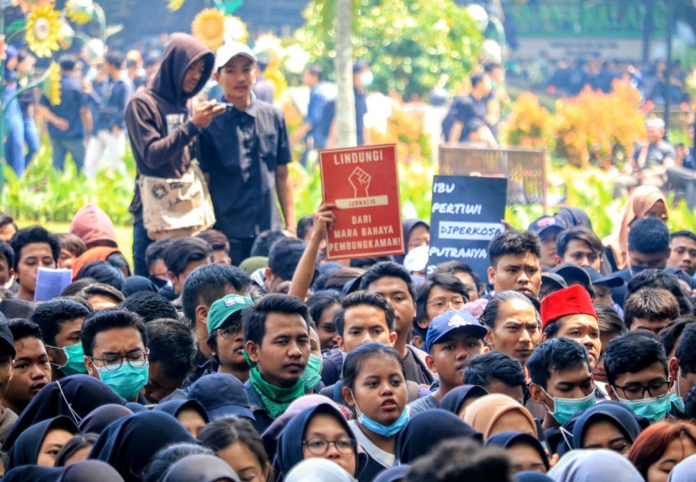 Tutup Separuh Jalan, Massa di Malang Serukan Penolakan Beberapa RUU