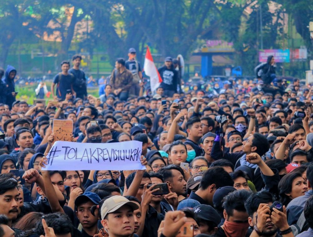 Tutup Separuh Jalan, Massa di Malang Serukan Penolakan Beberapa RUU