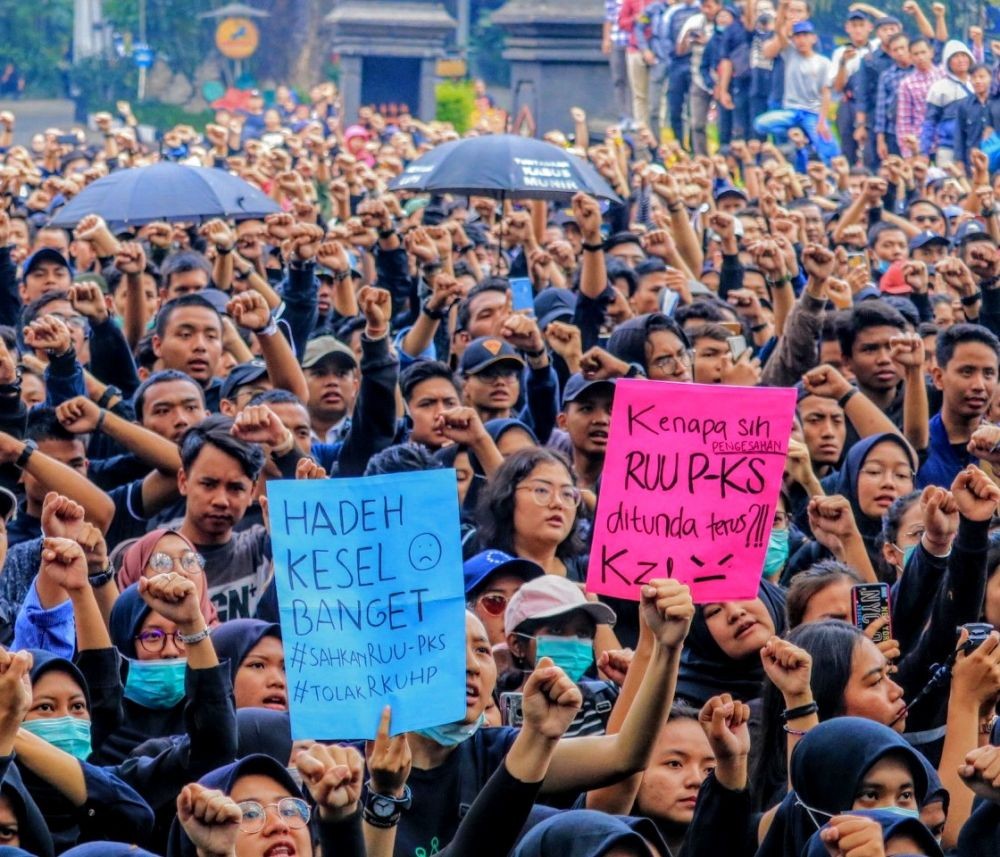 Lucu, 5 Foto Cara Unik Massa Menyampaikan Tuntutan di Kota Malang