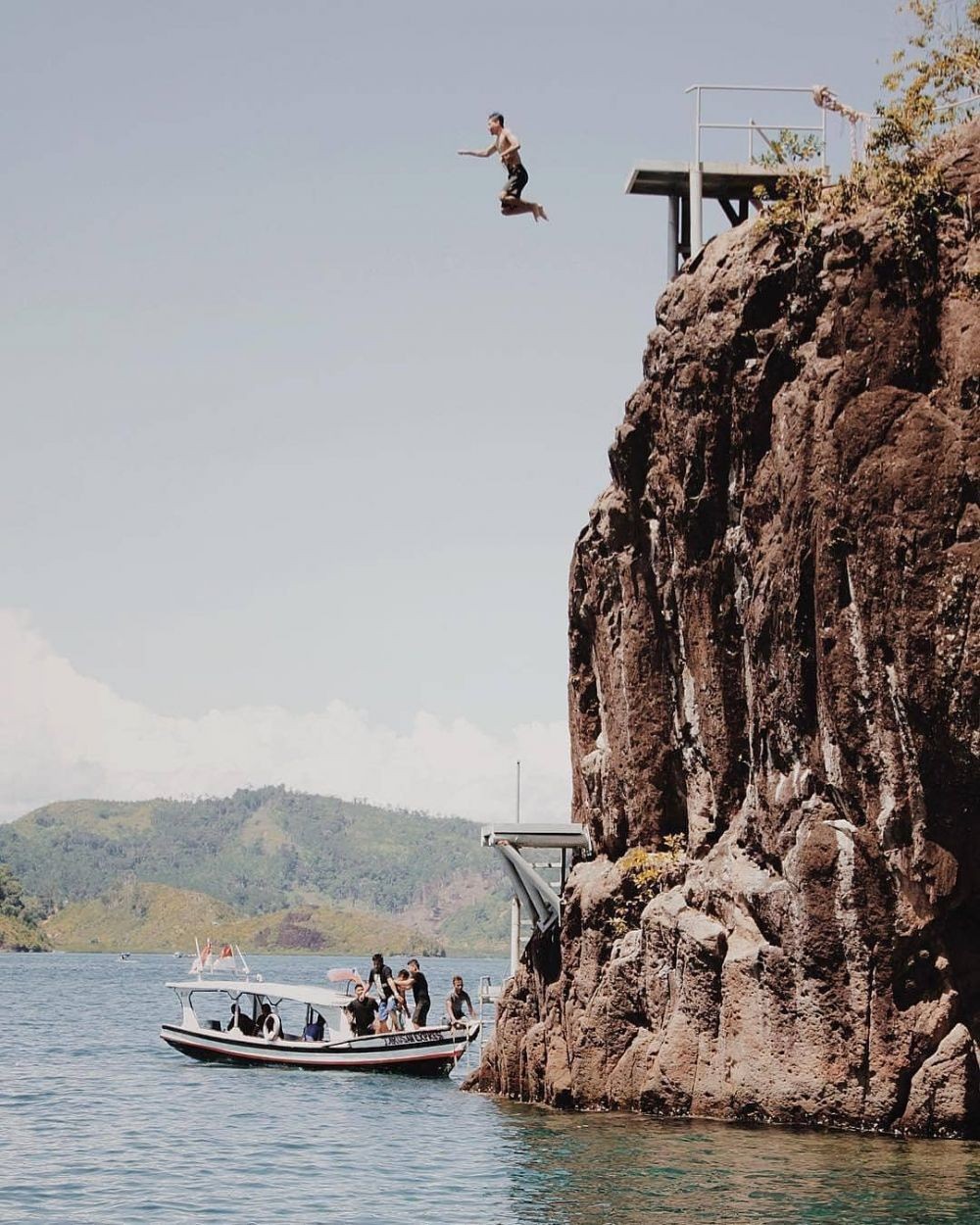 Rekomendasi 10 Pulau Tercantik di Indonesia, Ada Surga Peselancar