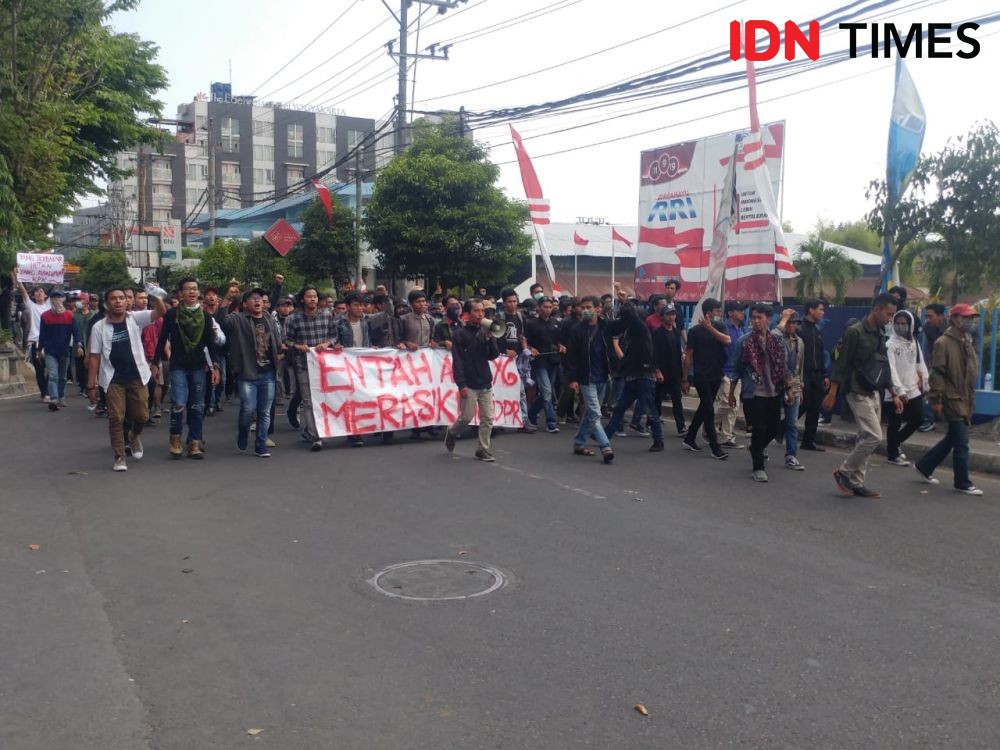 [FOTO] Ribuan Massa Aksi Gejayan Memanggil Padati Pertigaan Kolombo