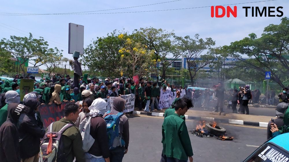 [BREAKING] Mahasiswa UMI Bakar Ban Sambil Teriak Jokowi Turun