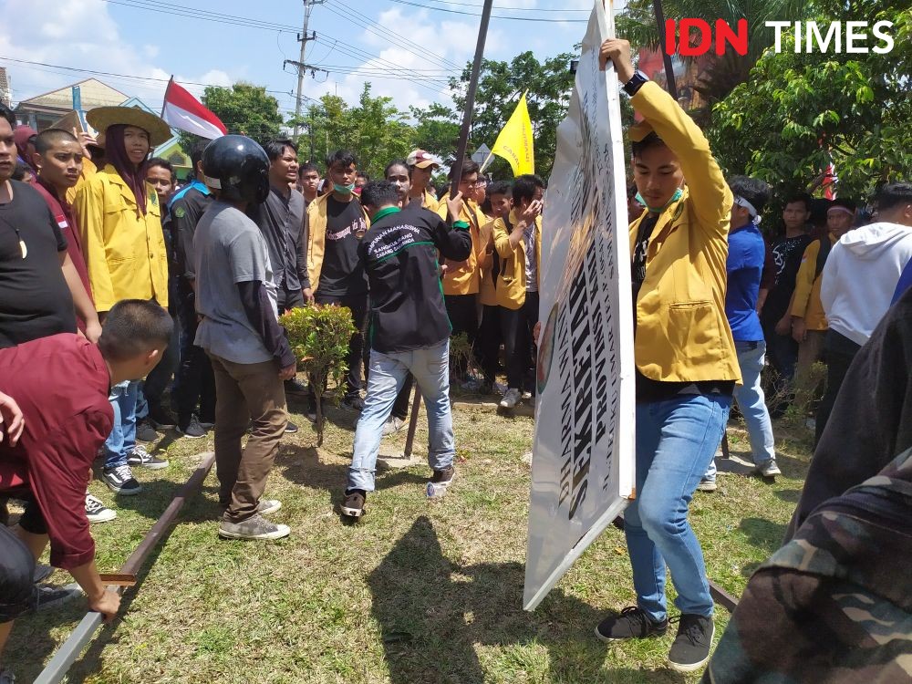 7 Potret Sisi Lain dari Demontrasi yang Berakhir Ricuh di DPRD Kaltim
