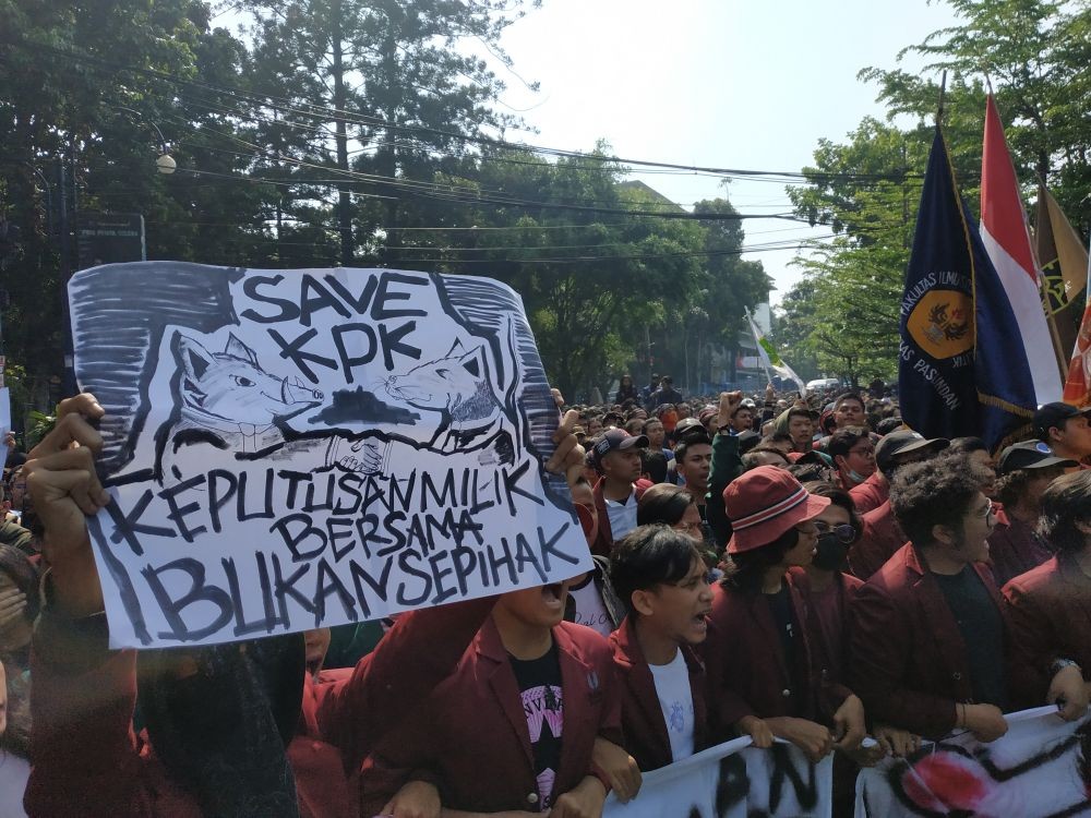 [BREAKING] Ribuan Mahasiswa Aksi di Depan Gedung DPRD Jabar