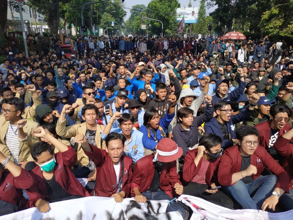 Begini Situasi Ribuan Mahasiswa Bandung yang Kepung Gedung DPRD Jabar