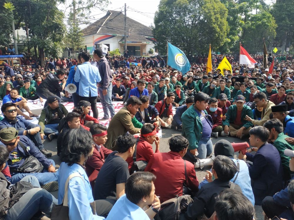[BREAKING] Ribuan Mahasiswa Aksi di Depan Gedung DPRD Jabar