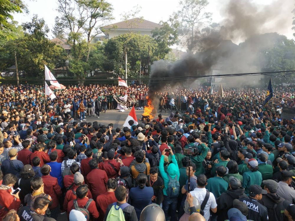 [Foto] Demo Mahasiswa di Bandung Bakar Ban, Lempar Batu, hingga Ricuh