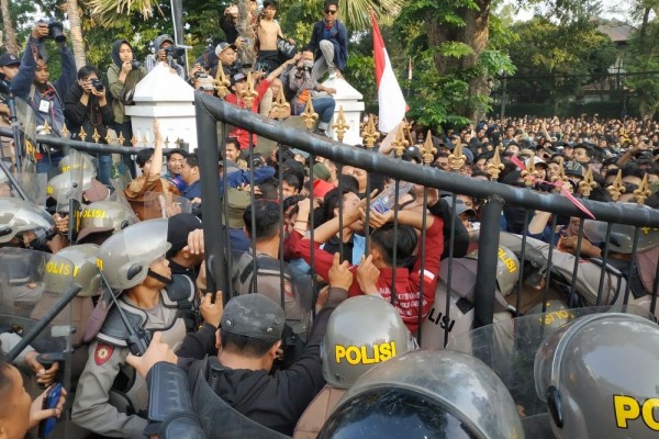 Demo Di Gedung DPRD Jabar, Mahasiswa Bandung Dan Aparat Bentrok | IDN ...