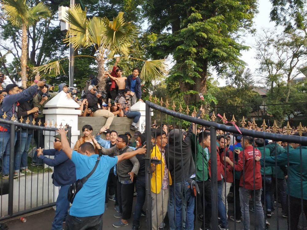Demo di Gedung DPRD Jabar, Mahasiswa Bandung dan Aparat Bentrok