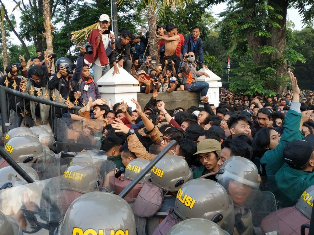 [Foto] Demo Mahasiswa di Bandung Bakar Ban, Lempar Batu, hingga Ricuh