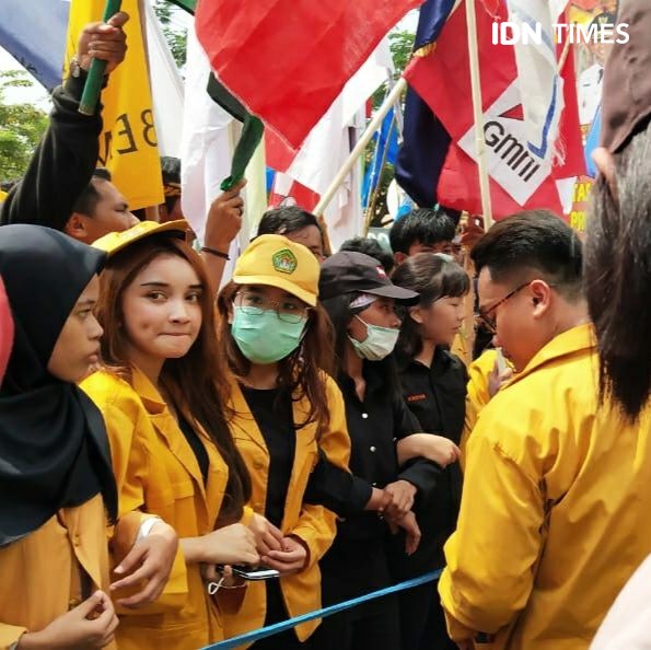 7 Potret Sisi Lain dari Demontrasi yang Berakhir Ricuh di DPRD Kaltim