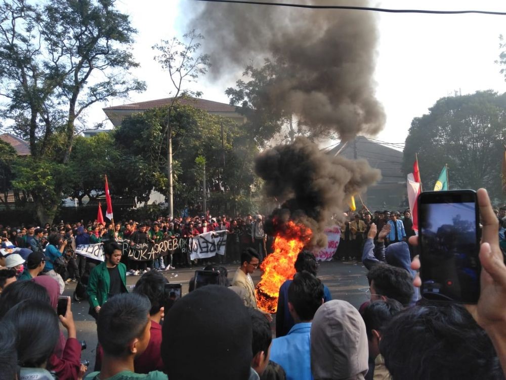 Begini Situasi Ribuan Mahasiswa Bandung yang Kepung Gedung DPRD Jabar