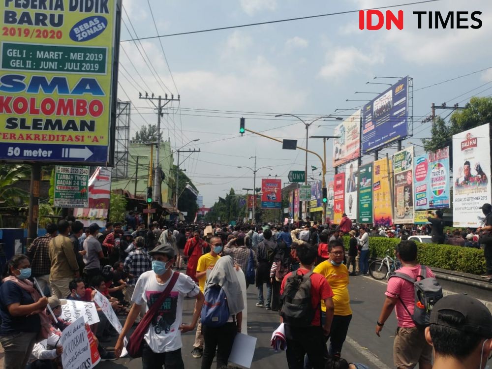 [FOTO] Ribuan Massa Aksi Gejayan Memanggil Padati Pertigaan Kolombo