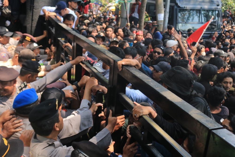 Kembali Gelar Aksi, Massa Paksa Masuk ke Dalam Gedung DPRD Kota Malang