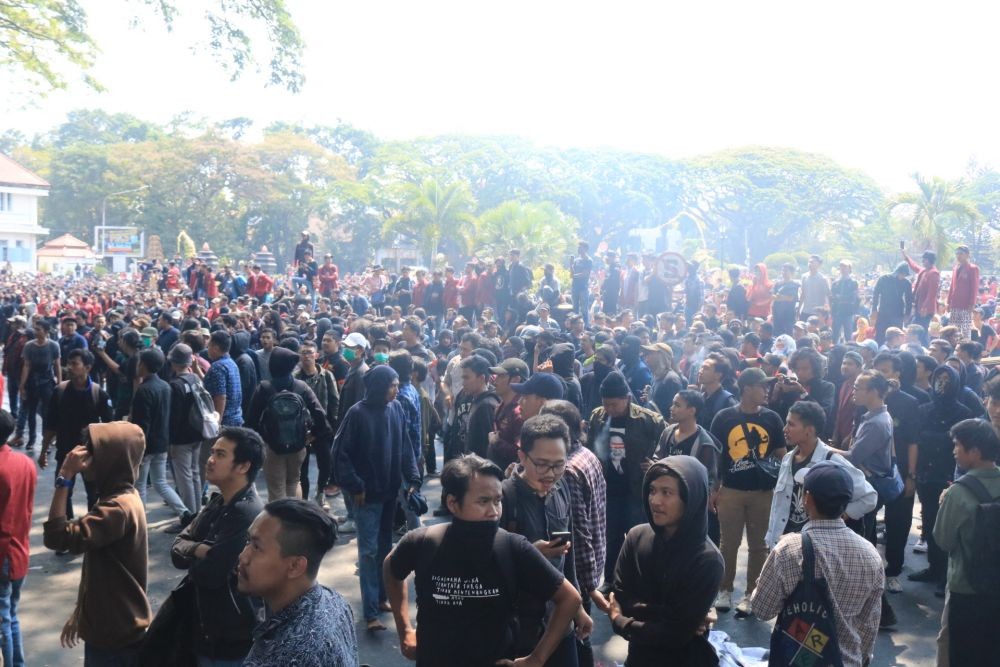 Kembali Gelar Aksi, Massa Paksa Masuk ke Dalam Gedung DPRD Kota Malang