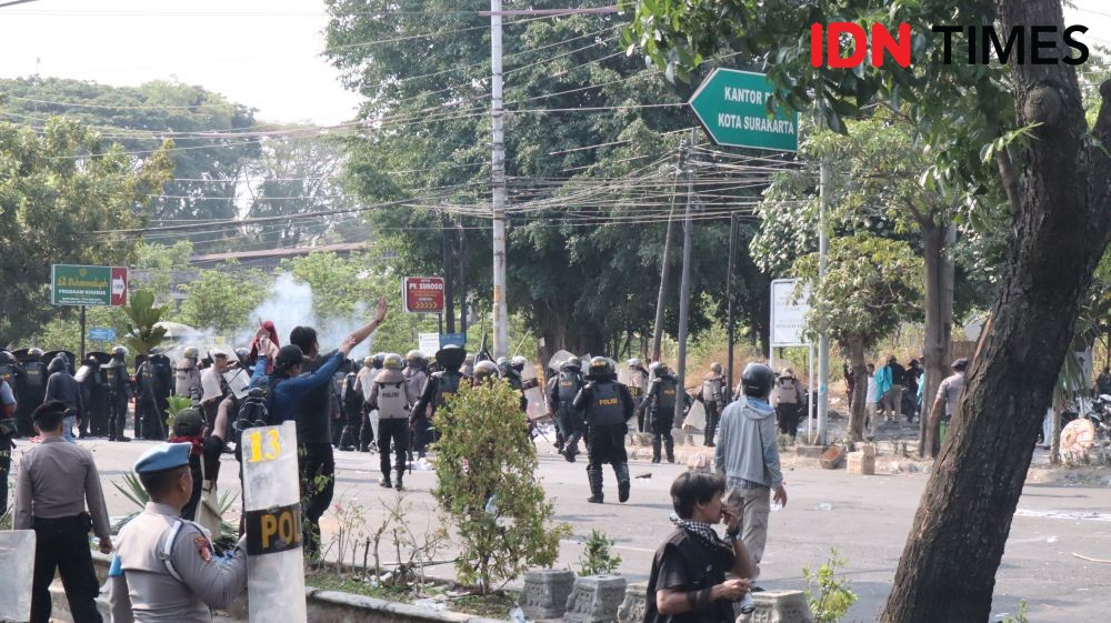 Demo #BengawanMelawan di Solo Ricuh, Polisi Tembakkan Gas Air Mata