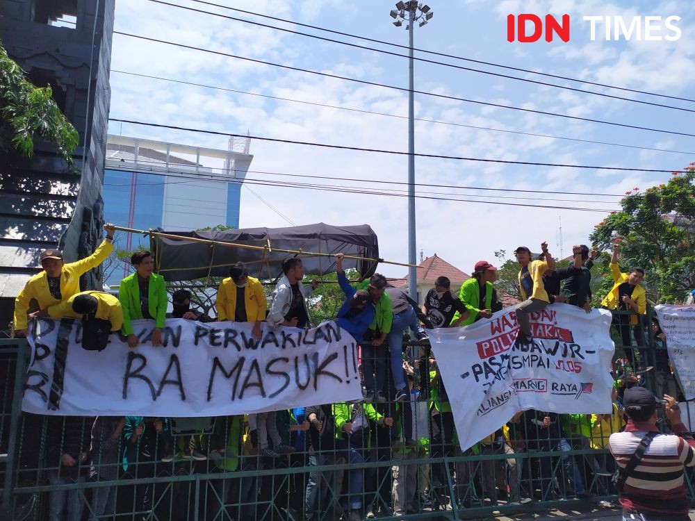 10 Potret Kocaknya Demo Ribuan Mahasiswa Semarang Menolak RUU KUHP