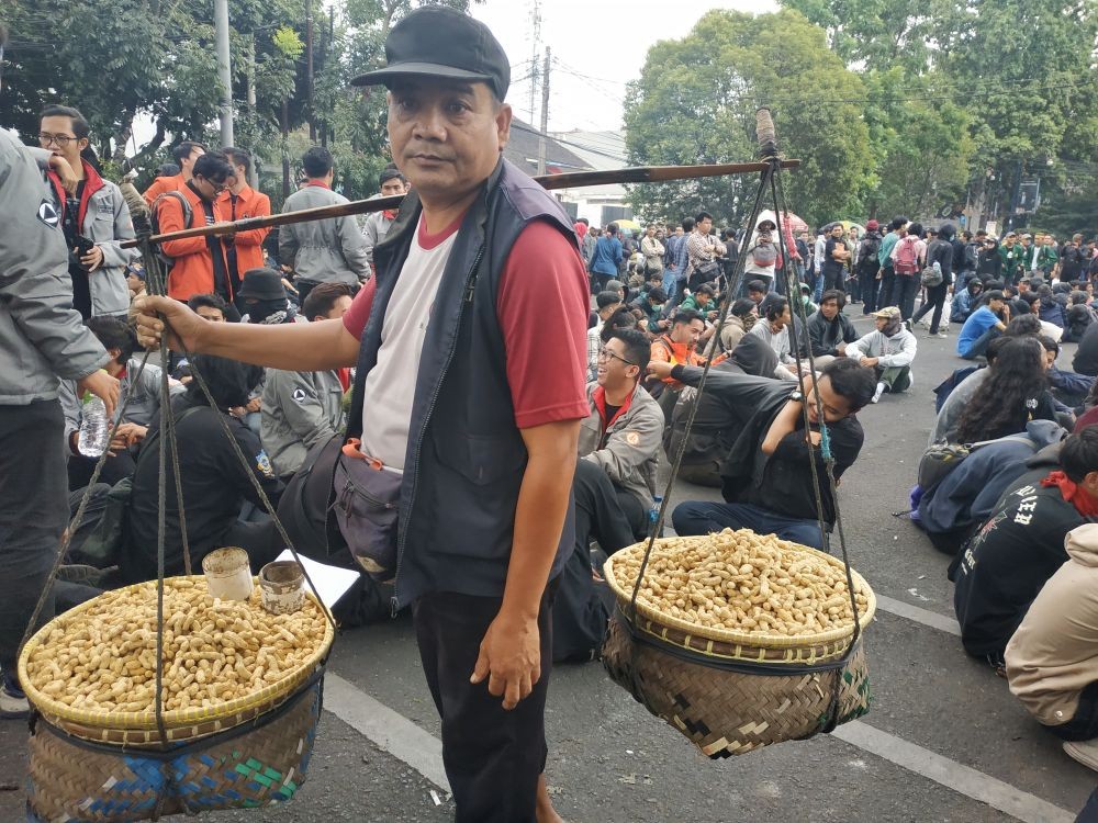 [FOTO] Rejeki Para Pedagang Kaki Lima Ditengah Massa Unjuk Rasa