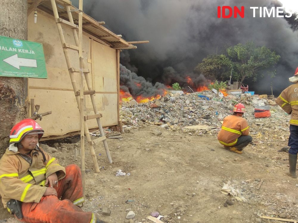 Dua Pekerja Lapak Limbah yang Terbakar Dilarikan ke Rumah Sakit