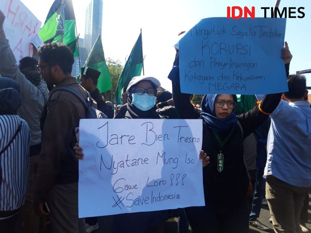 Deretan Poster HMI Surabaya Saat Demo, Mabar Ditinggal Demi Negara