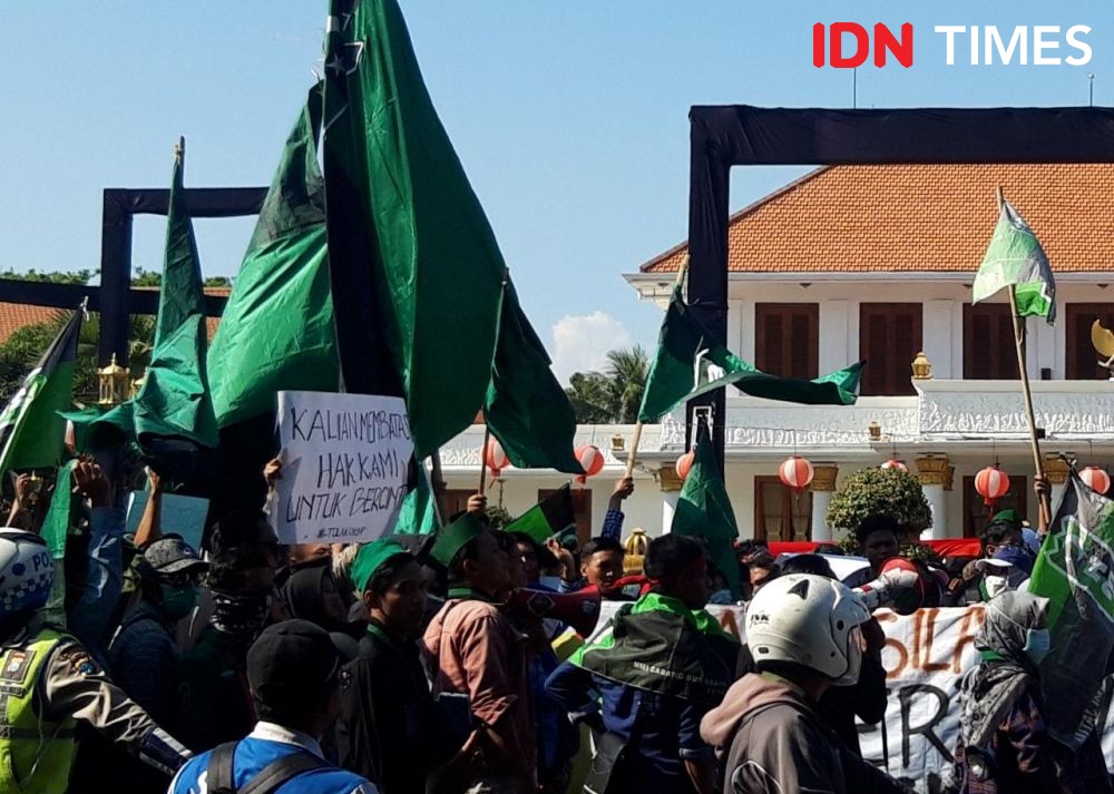 Deretan Poster HMI Surabaya Saat Demo, Mabar Ditinggal Demi Negara