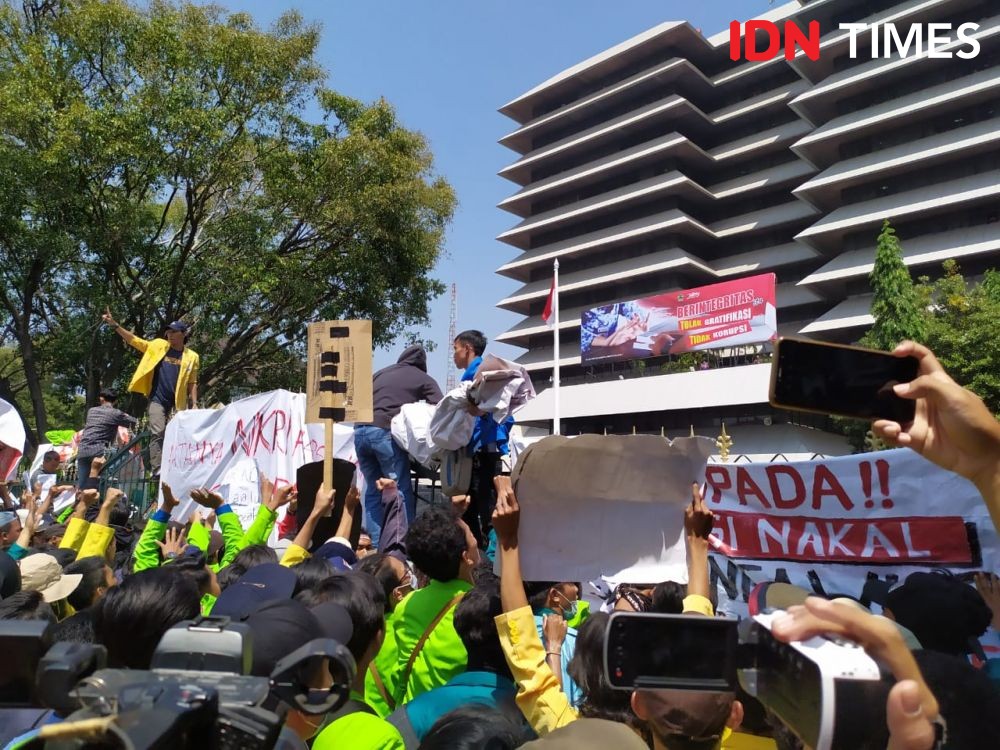10 Potret Kocaknya Demo Ribuan Mahasiswa Semarang Menolak RUU KUHP