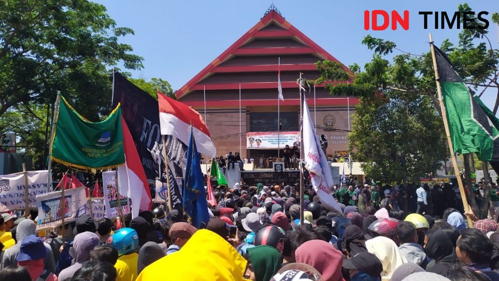 FOTO: Makassar Memanas, Aksi Demonstrasi Mahasiswa Ricuh