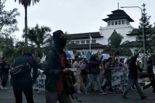 [BREAKING] Demo Di Bandung Berlanjut, Ratusan Massa Datangi DPRD Jabar ...