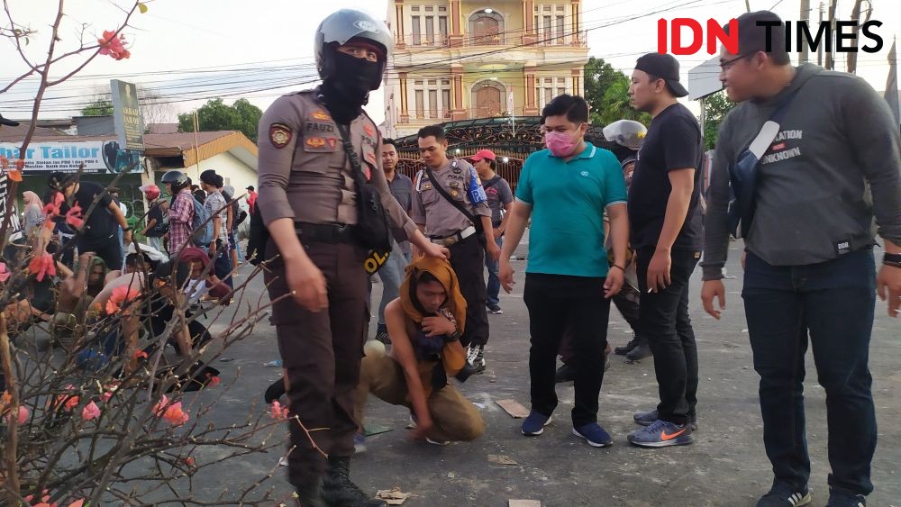 Demo di Depan DPRD Sulsel, Polisi Kejar Mahasiswa Hingga ke Masjid
