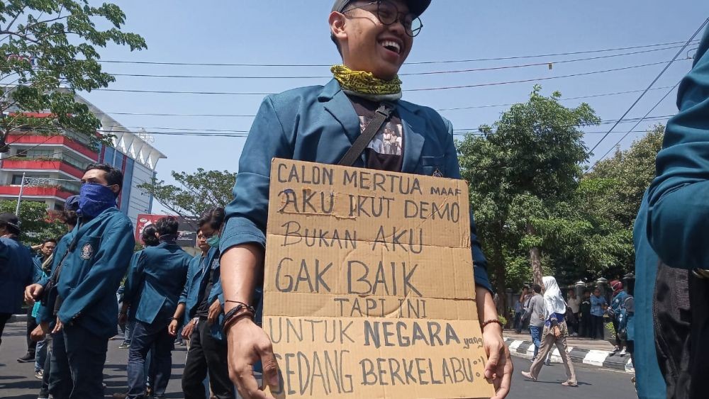 10 Poster Banyol ala Mahasiswa Semarang saat Aksi RUU KUHP dan UU KPK
