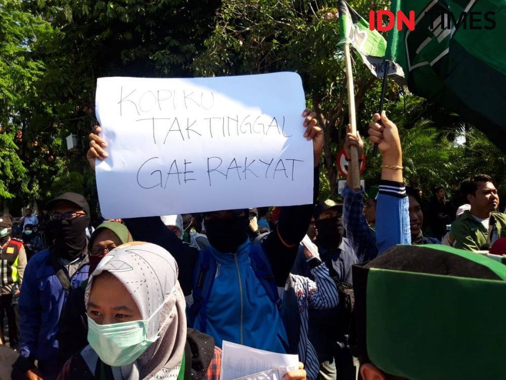 Gelar Aksi di Depan Grahadi, HMI Cabang Surabaya Suarakan 9 Tuntutan