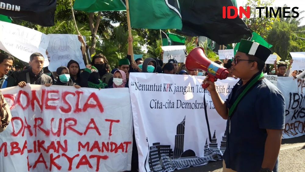 Gelar Aksi di Depan Grahadi, HMI Cabang Surabaya Suarakan 9 Tuntutan