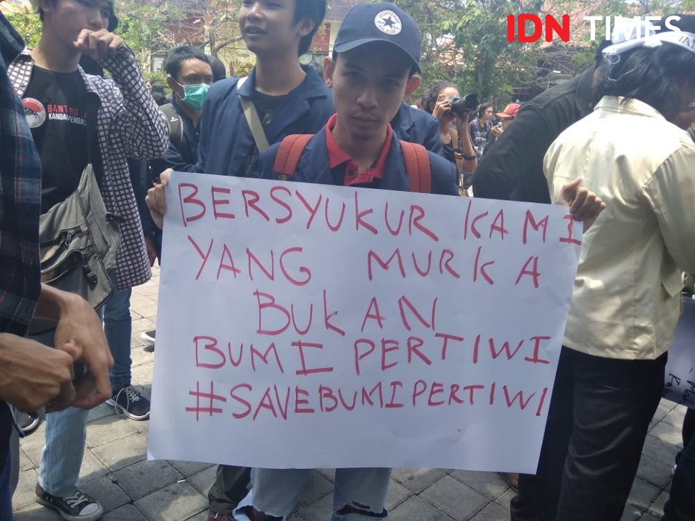 [FOTO] Bali Tidak Diam! Mahasiswa Turun Jalan Tuntut Pemerintah