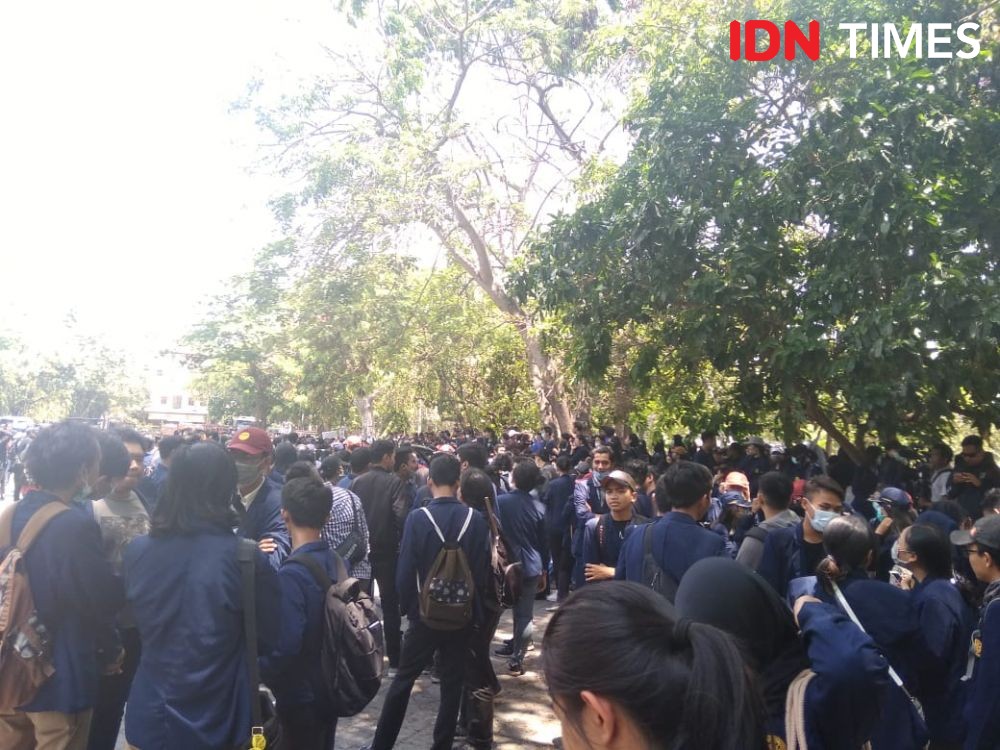 [FOTO] Bali Tidak Diam! Mahasiswa Turun Jalan Tuntut Pemerintah