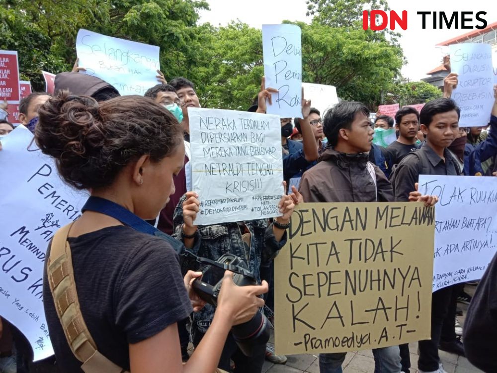 [FOTO] Bali Tidak Diam, Mahasiswa Denpasar Sampaikan Empat Tuntutan