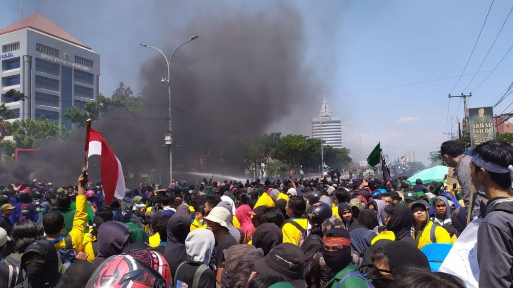 FOTO: Makassar Memanas, Aksi Demonstrasi Mahasiswa Ricuh